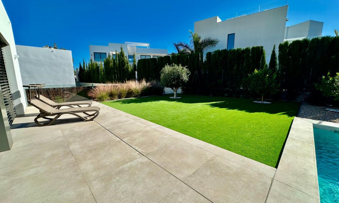 Használt Ingatlanok - Villa -
Orihuela - Las Colinas Golf