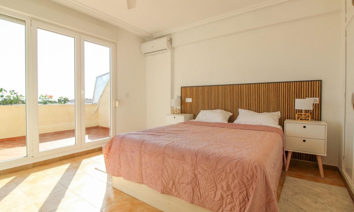 Használt Ingatlanok - Tetőtéri lakás -
Torrevieja - Punta Prima