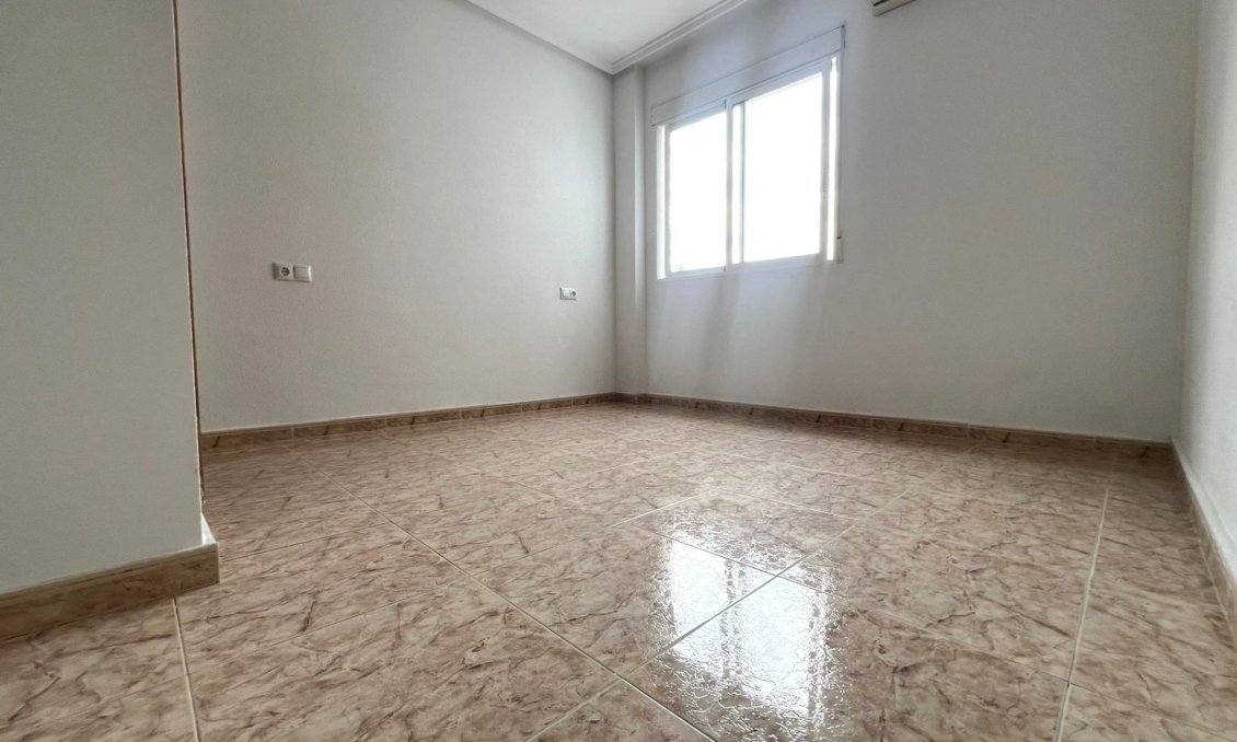 Revânzare - Apartament -
Torrevieja