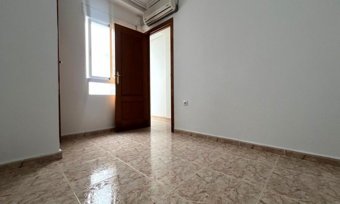 Revânzare - Apartament -
Torrevieja