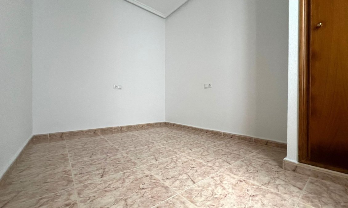 Revânzare - Apartament -
Torrevieja