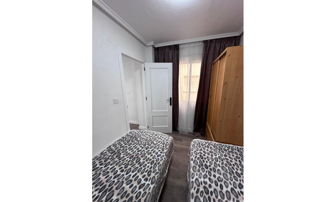 Resale - Apartment -
Torrevieja - Centro - Muelle Pesquero