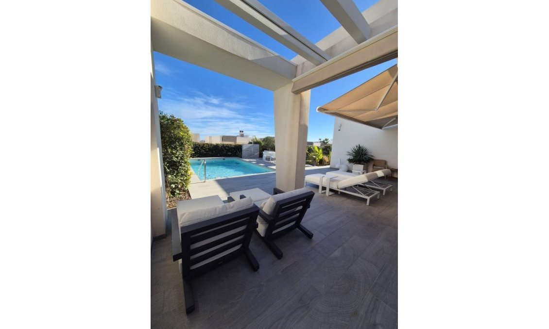 Resale - Villa -
La Finca Golf Resort - Inland