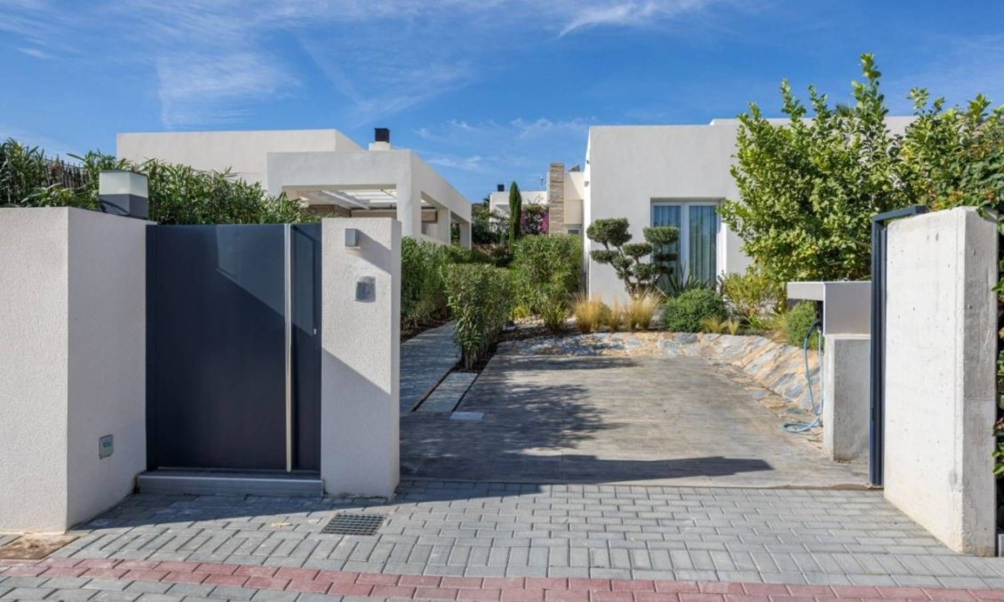 Resale - Villa -
La Finca Golf Resort - Inland