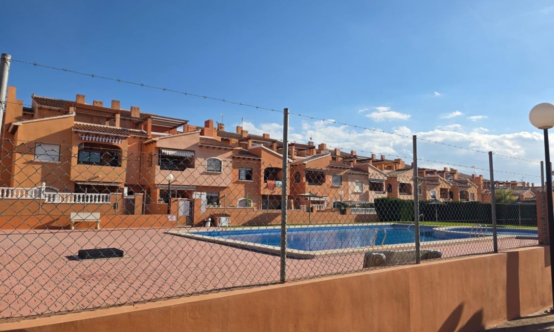 Segunda mano - Bungalow -
Torrevieja - Zona Los Frutales