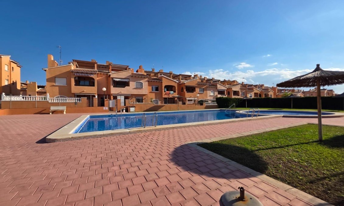 Segunda mano - Bungalow -
Torrevieja - Zona Los Frutales