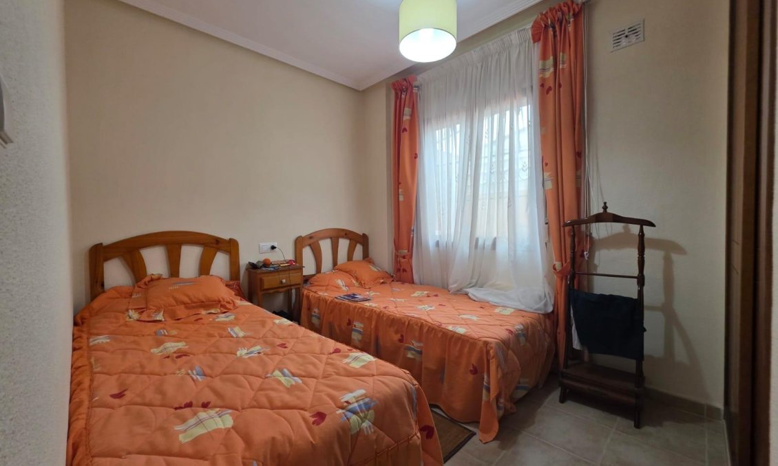 Segunda mano - Bungalow -
Torrevieja - Zona Los Frutales