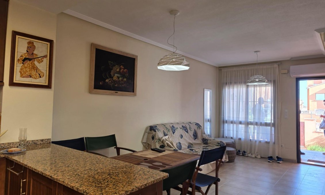 Segunda mano - Bungalow -
Torrevieja - Zona Los Frutales