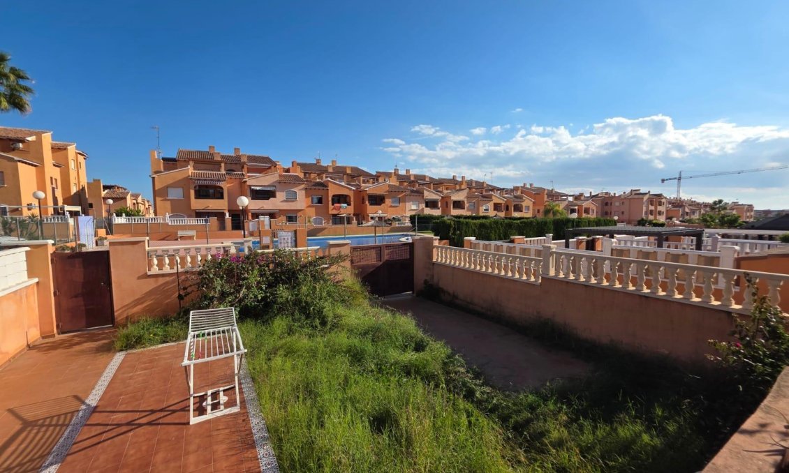 Segunda mano - Bungalow -
Torrevieja - Zona Los Frutales