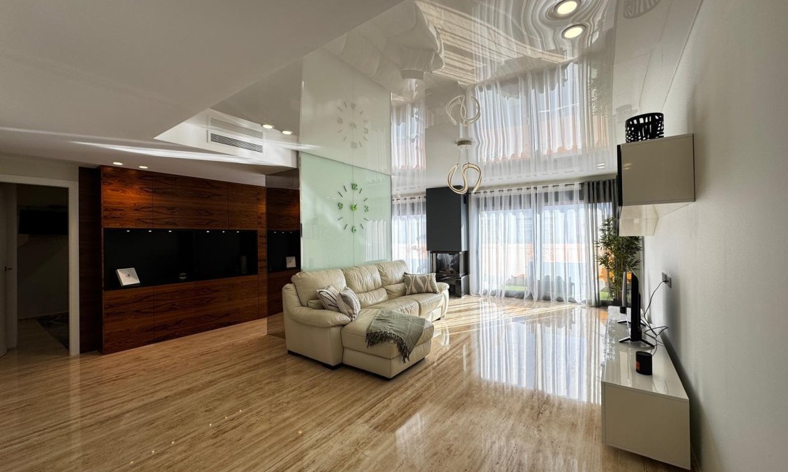 Revânzare - Mansardă -
Torrevieja - Estacion De Autobuses