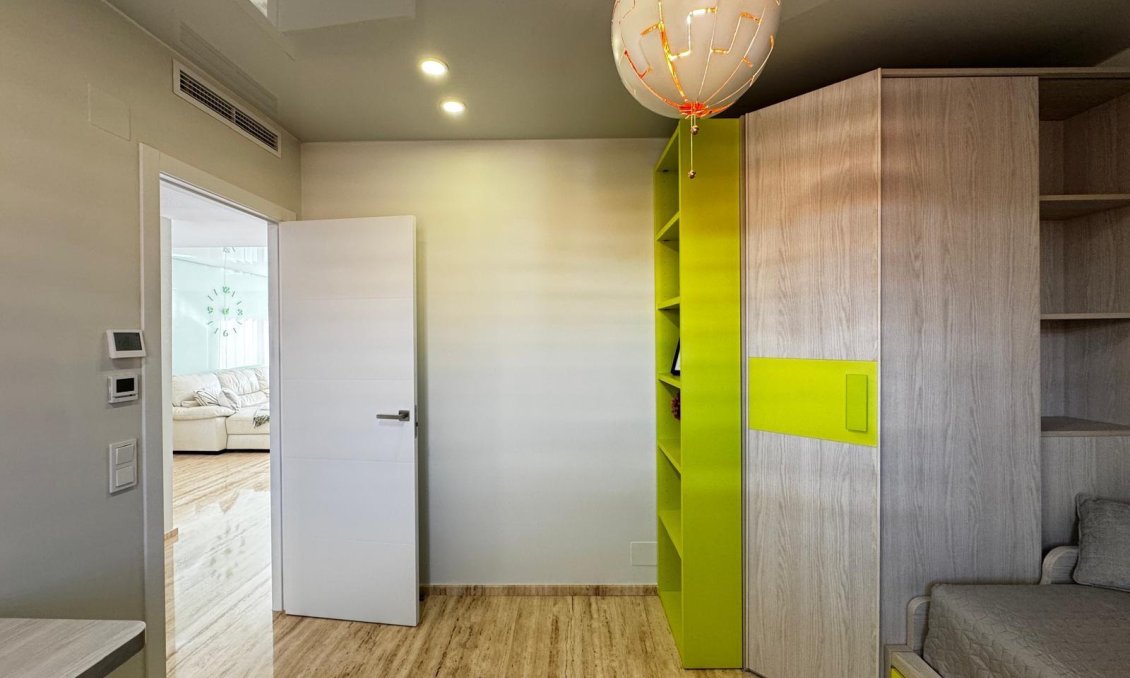 Revânzare - Mansardă -
Torrevieja - Estacion De Autobuses