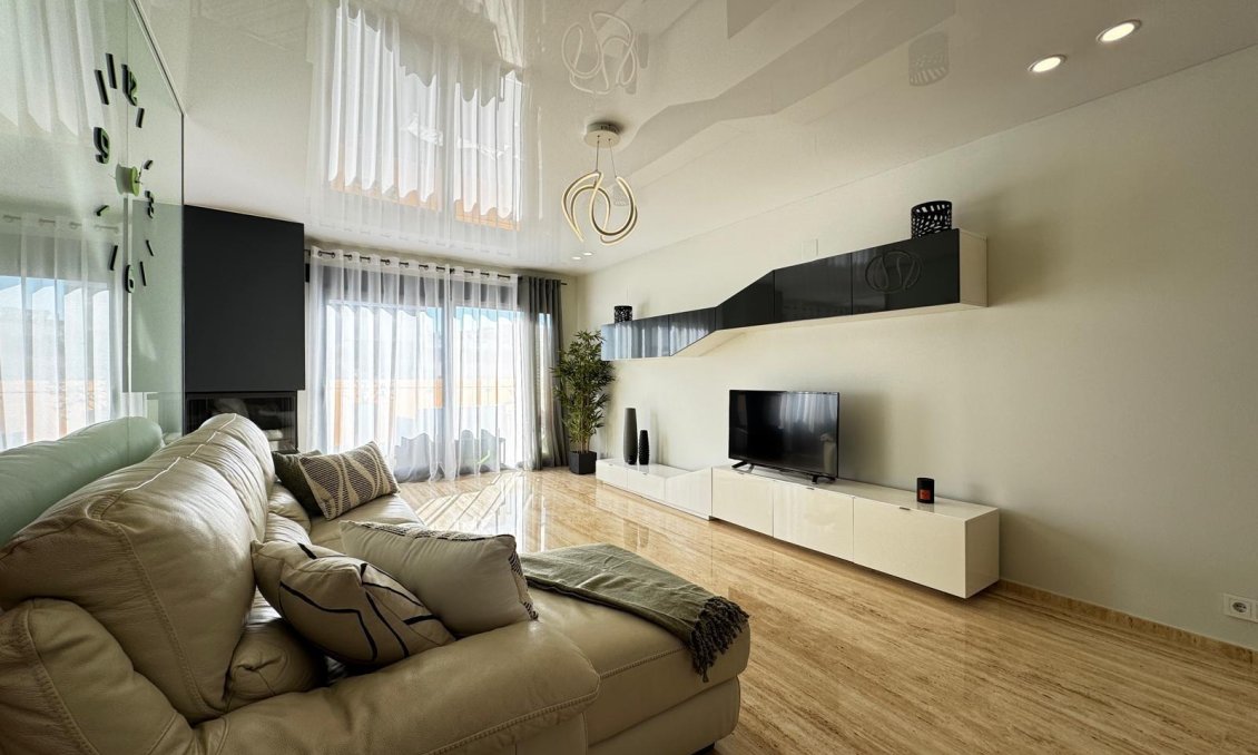 Revânzare - Mansardă -
Torrevieja - Estacion De Autobuses