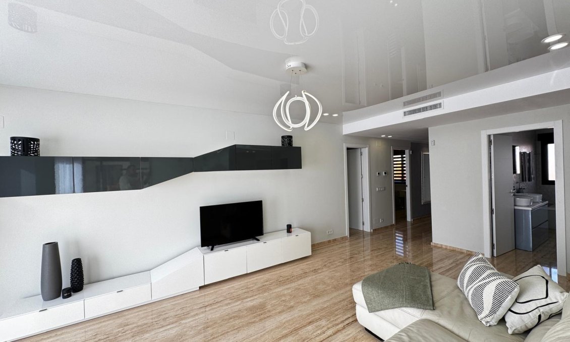 Revânzare - Mansardă -
Torrevieja - Estacion De Autobuses