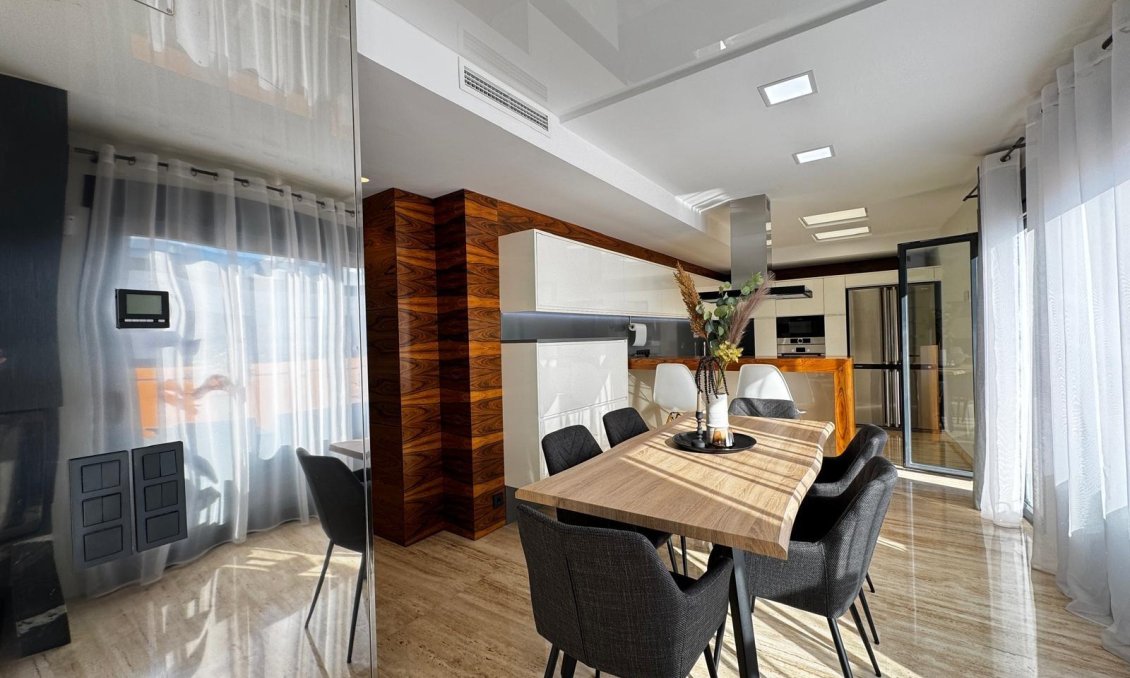 Revânzare - Mansardă -
Torrevieja - Estacion De Autobuses