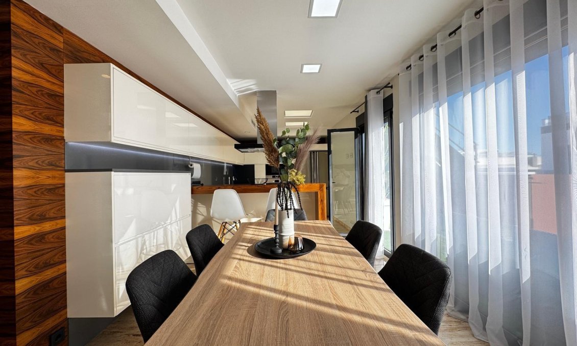 Revânzare - Mansardă -
Torrevieja - Estacion De Autobuses