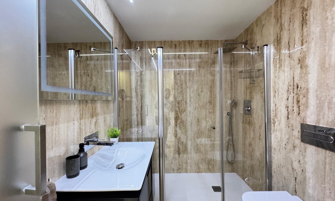 Revânzare - Mansardă -
Torrevieja - Estacion De Autobuses