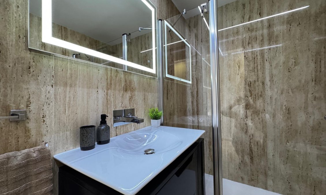 Revânzare - Mansardă -
Torrevieja - Estacion De Autobuses