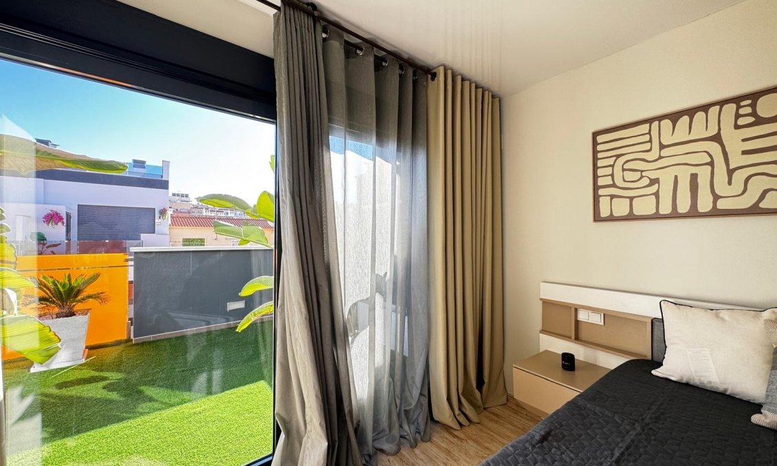 Revânzare - Mansardă -
Torrevieja - Estacion De Autobuses