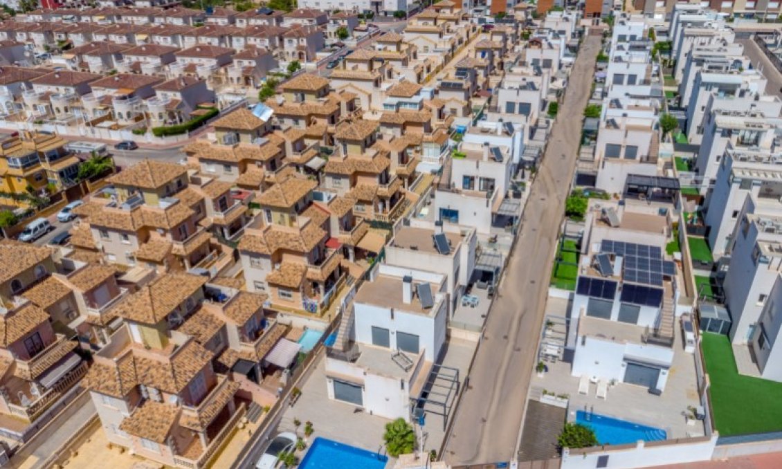 Használt Ingatlanok - Villa -
Torrevieja - Costa Blanca