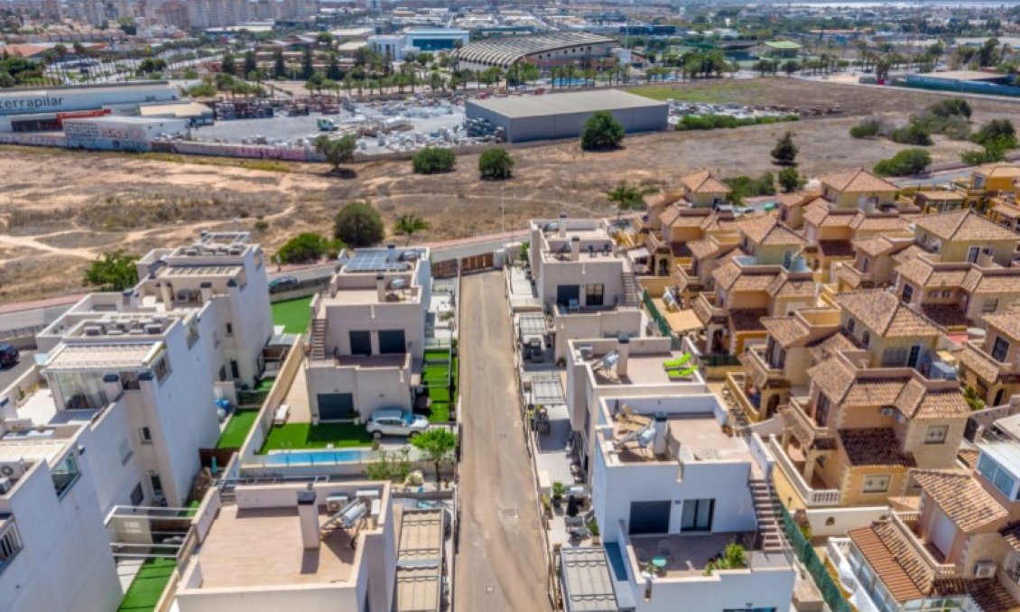 Használt Ingatlanok - Villa -
Torrevieja - Costa Blanca