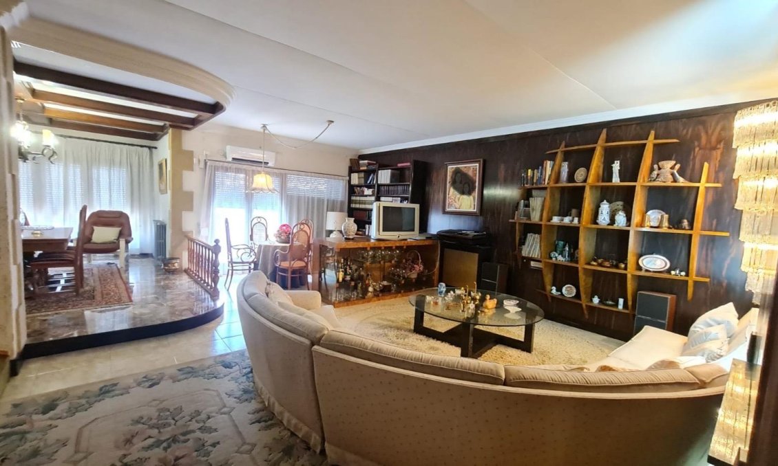 Használt Ingatlanok - Sorház -
Elda - Inland