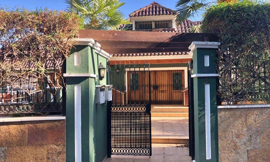 Resale - Villa -
El Palmar