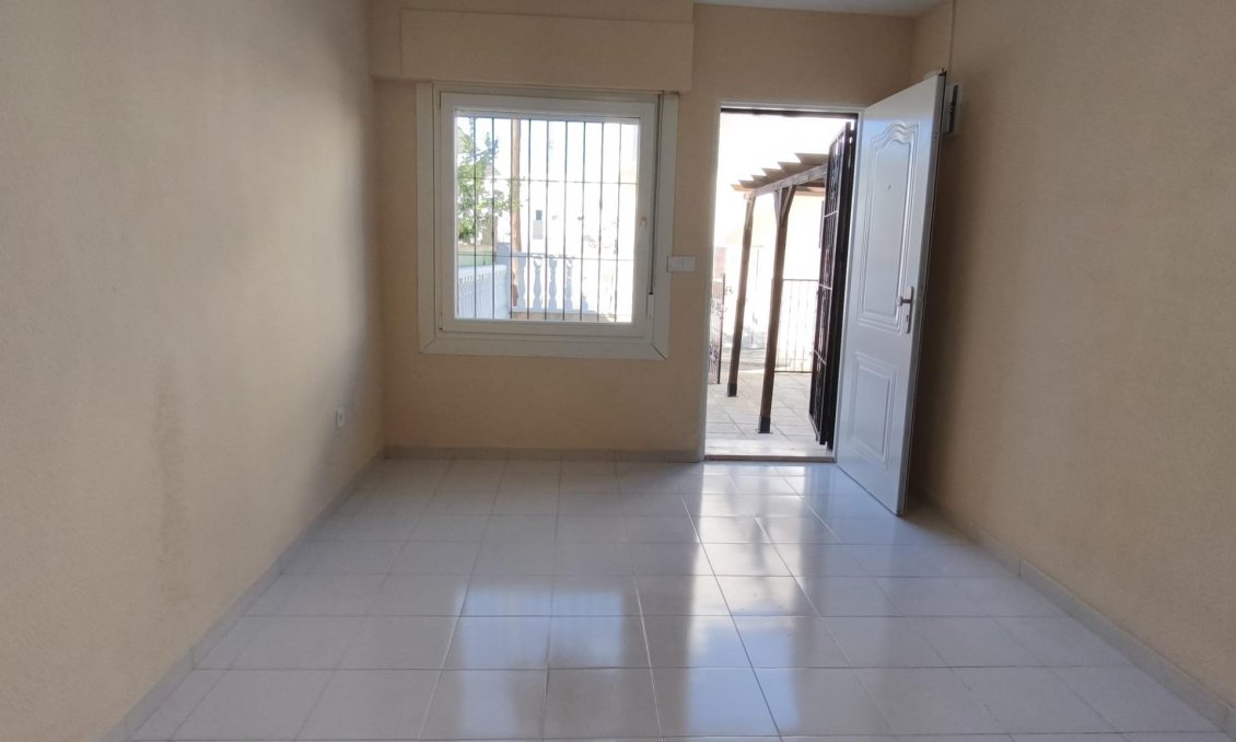 Használt Ingatlanok - Sorház -
Torrevieja - Los Balcones