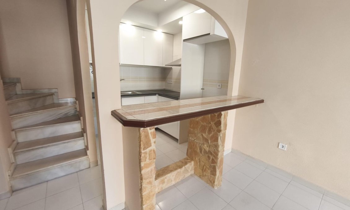 Használt Ingatlanok - Sorház -
Torrevieja - Los Balcones