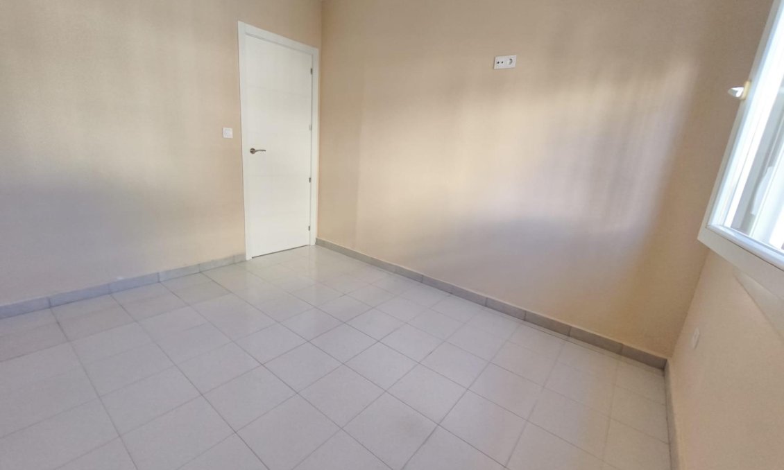 Használt Ingatlanok - Sorház -
Torrevieja - Los Balcones