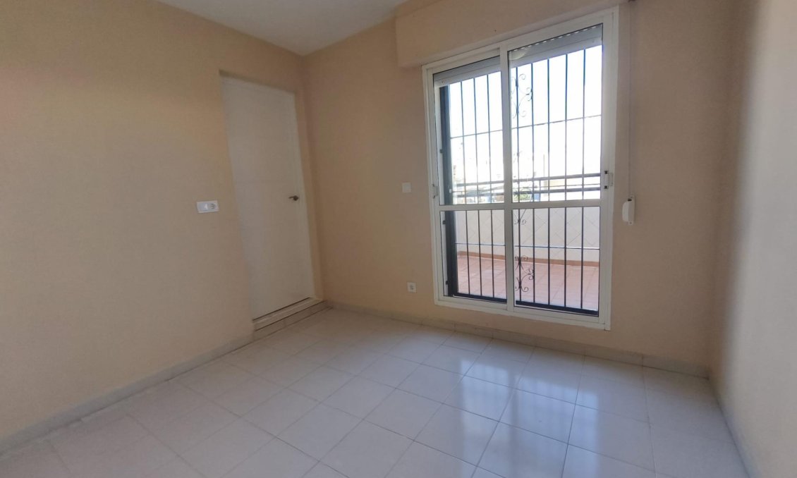 Használt Ingatlanok - Sorház -
Torrevieja - Los Balcones