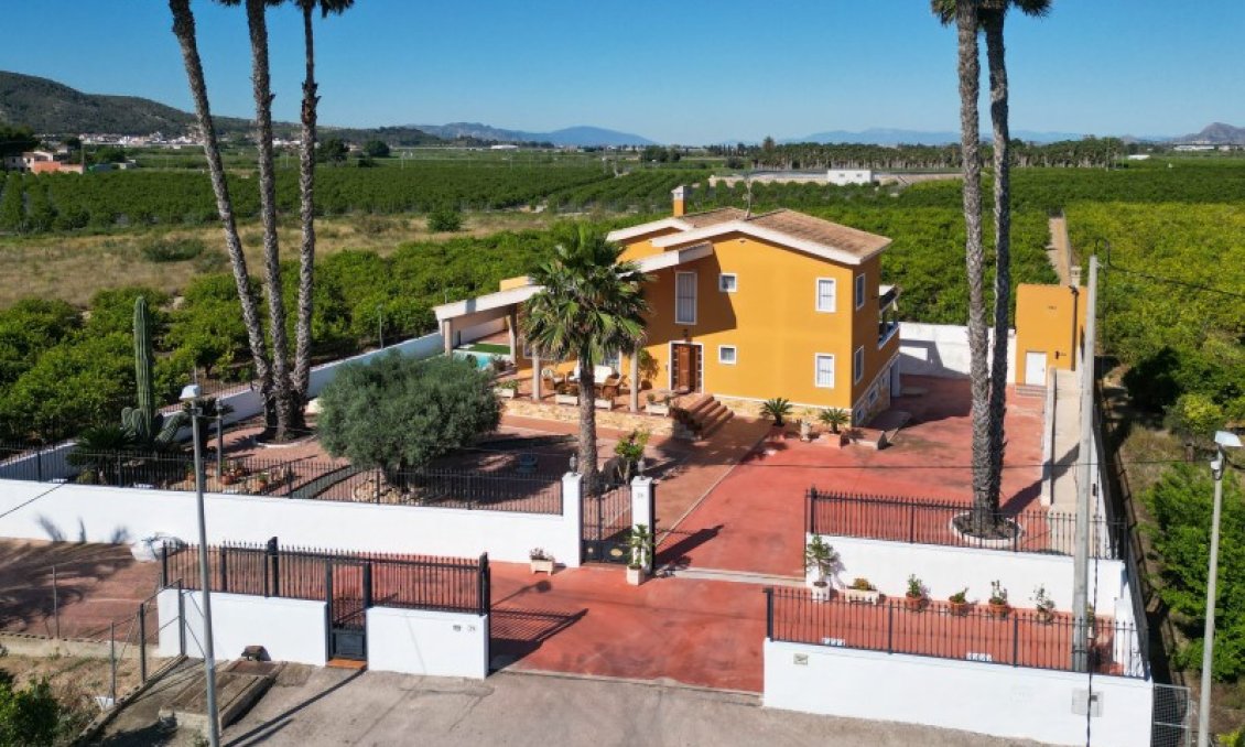 Használt Ingatlanok - Villa -
Orihuela - Inland