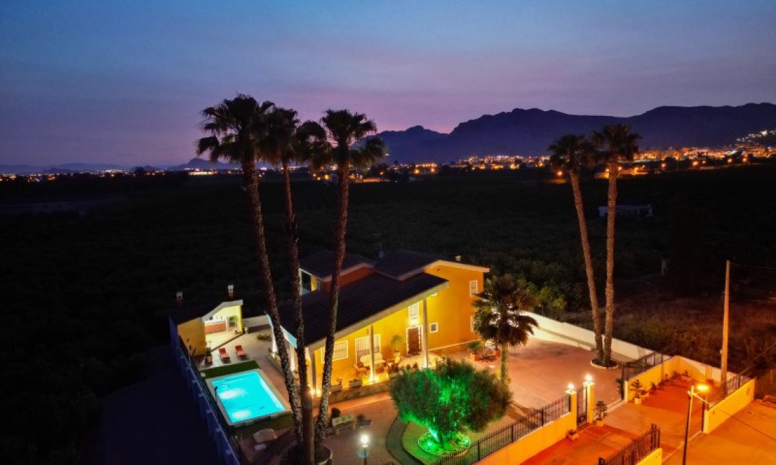 Használt Ingatlanok - Villa -
Orihuela - Inland