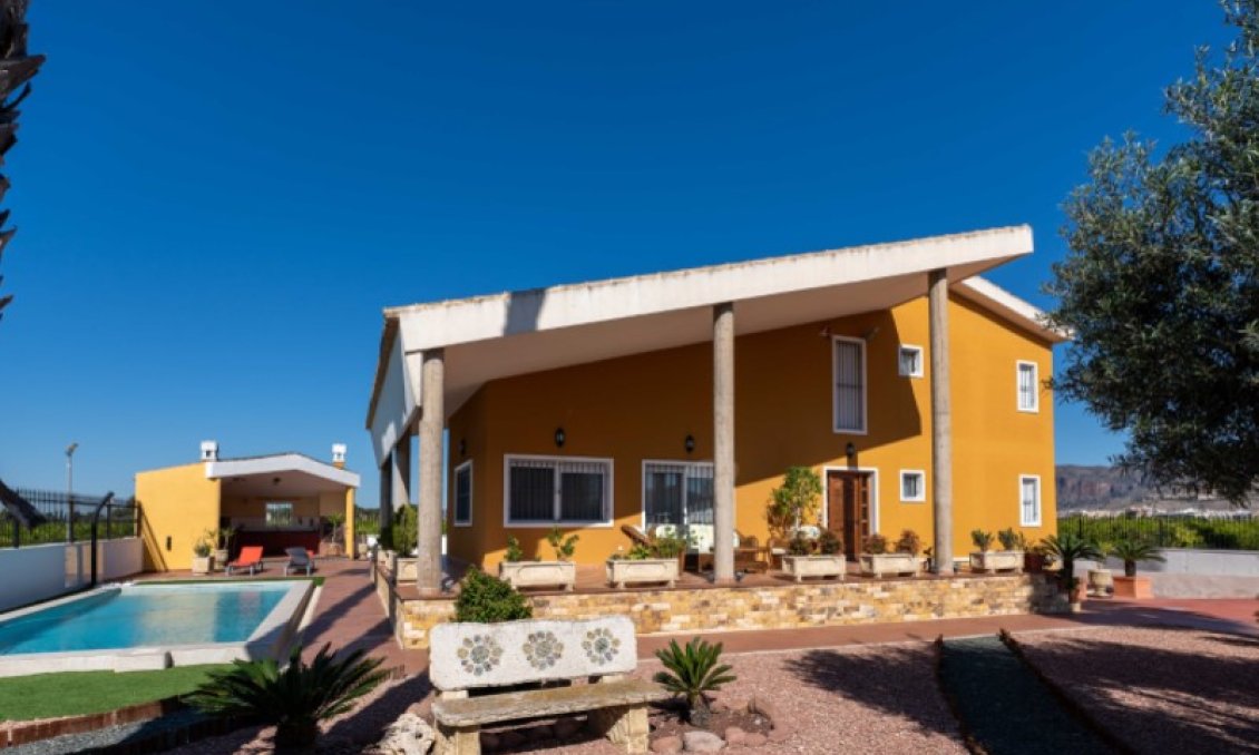 Használt Ingatlanok - Villa -
Orihuela - Inland