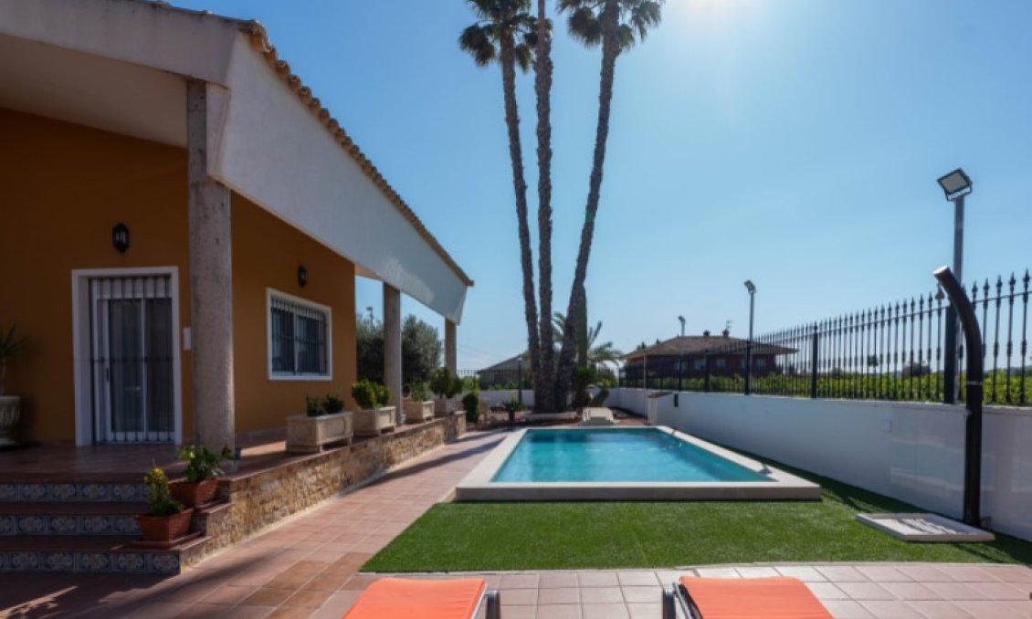 Használt Ingatlanok - Villa -
Orihuela - Inland