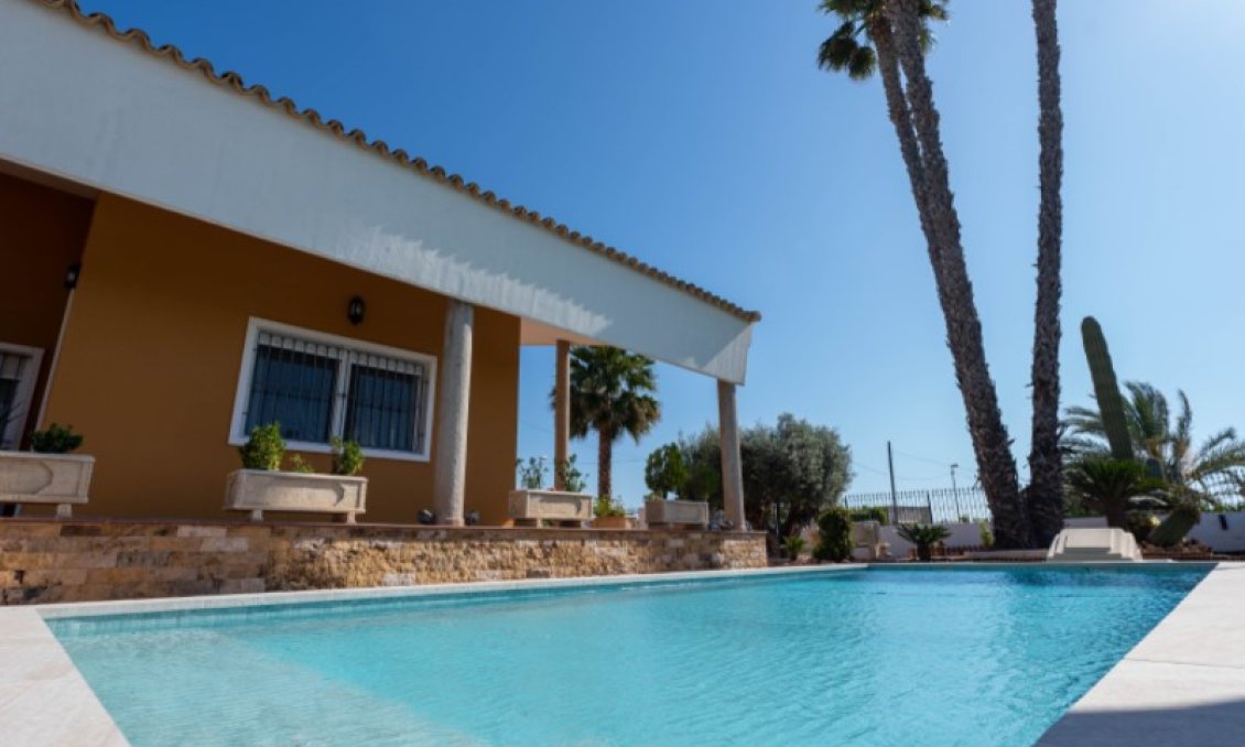 Használt Ingatlanok - Villa -
Orihuela - Inland