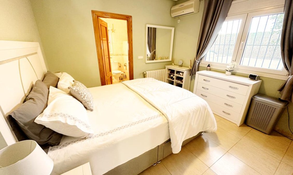 Használt Ingatlanok - Villa -
Lo Santiago - Inland