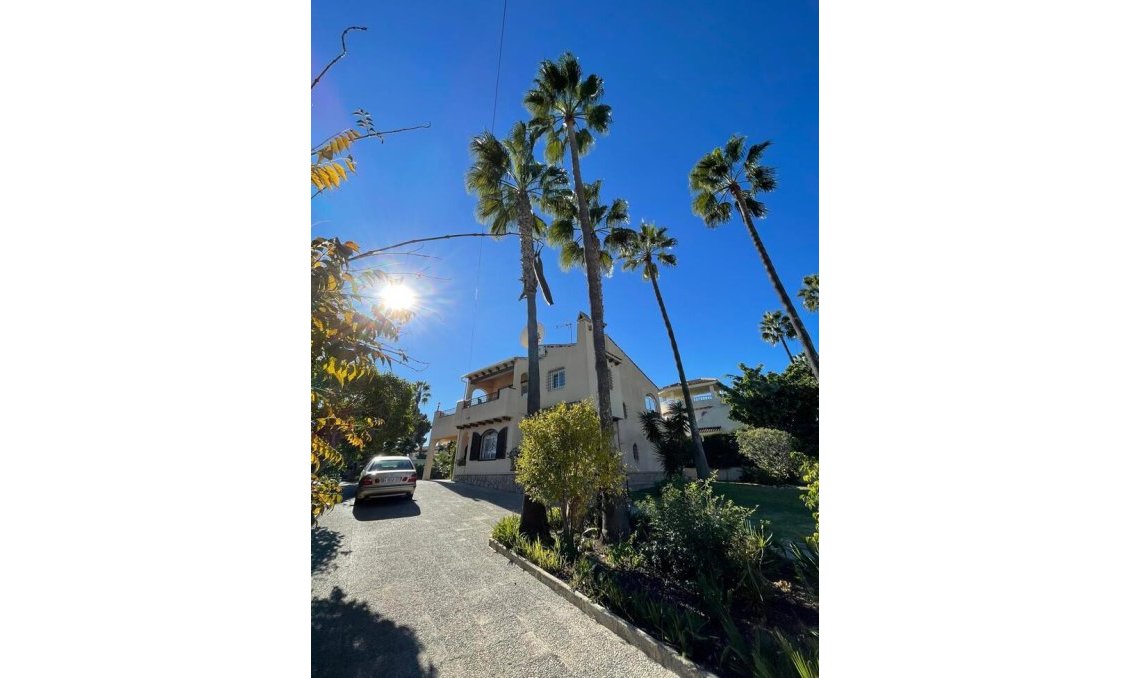 Wiederverkauf - Villa -
Villamartin - Costa Blanca