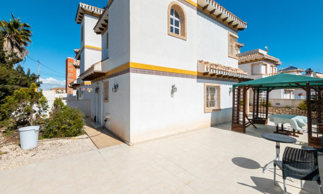 Segunda mano - Villa -
Torrevieja - La Mata