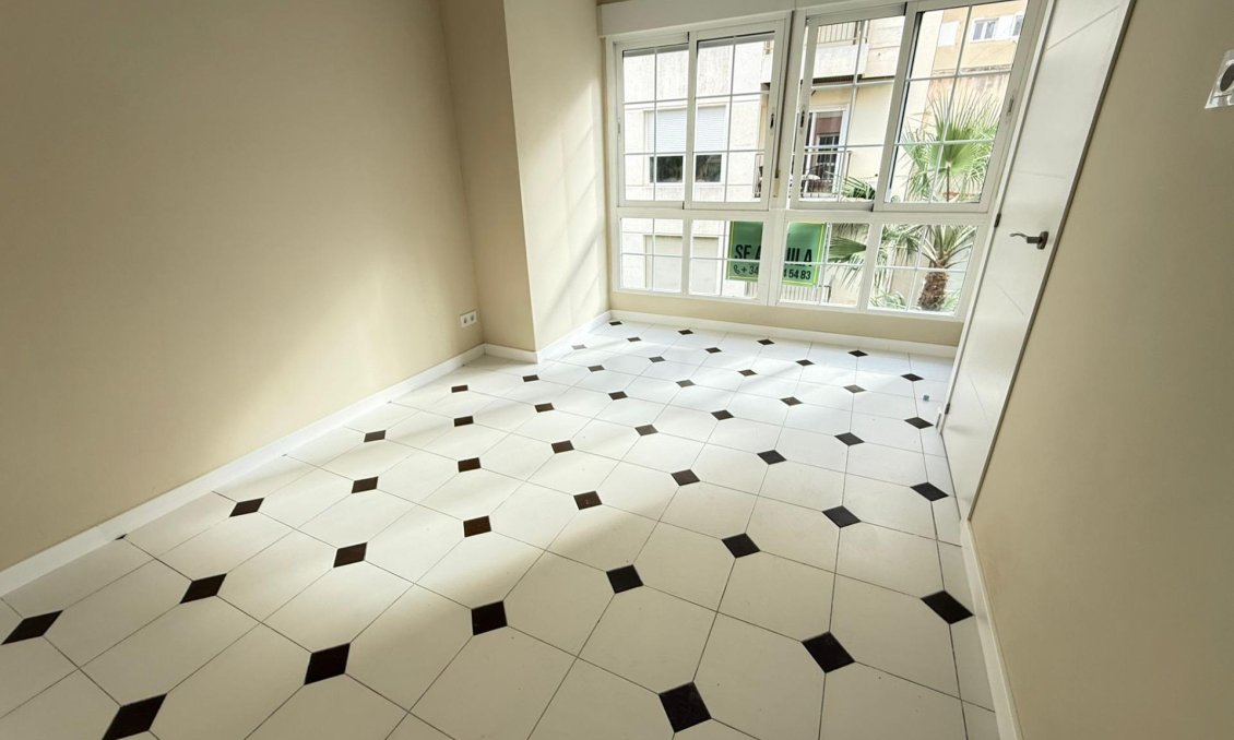 Segunda mano - Apartamento -
Torrevieja - Centro