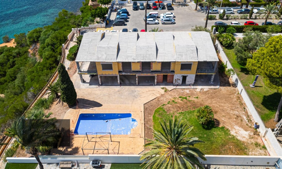 Resale - Villa -
Cabo Roig