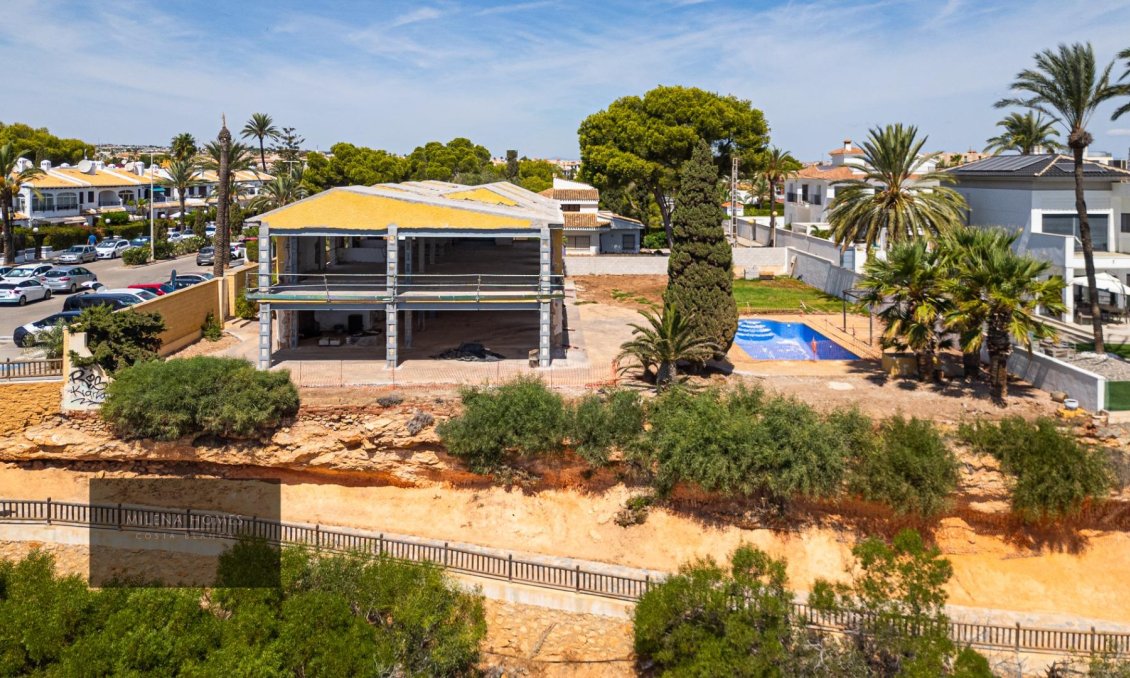Resale - Villa -
Cabo Roig