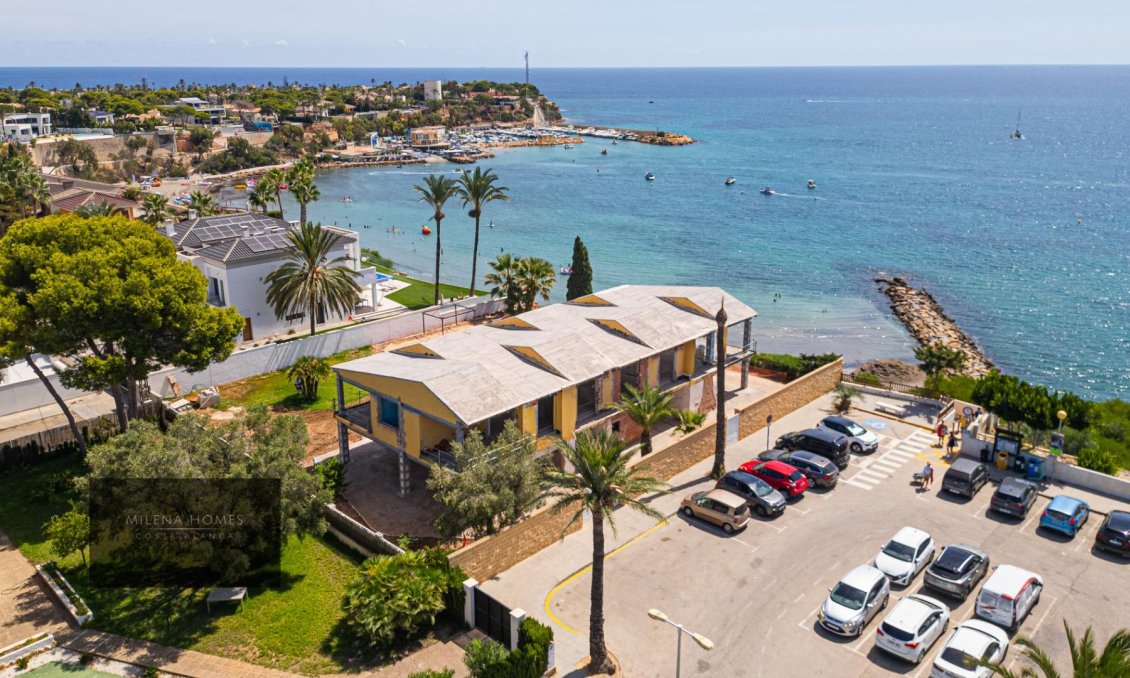 Resale - Villa -
Cabo Roig