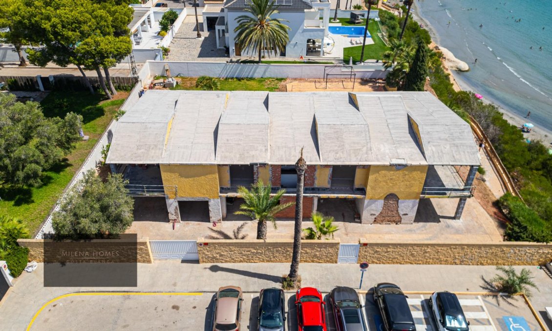 Resale - Villa -
Cabo Roig