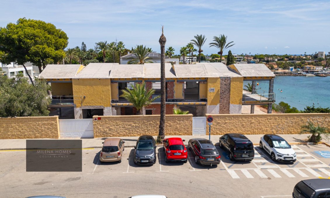 Resale - Villa -
Cabo Roig