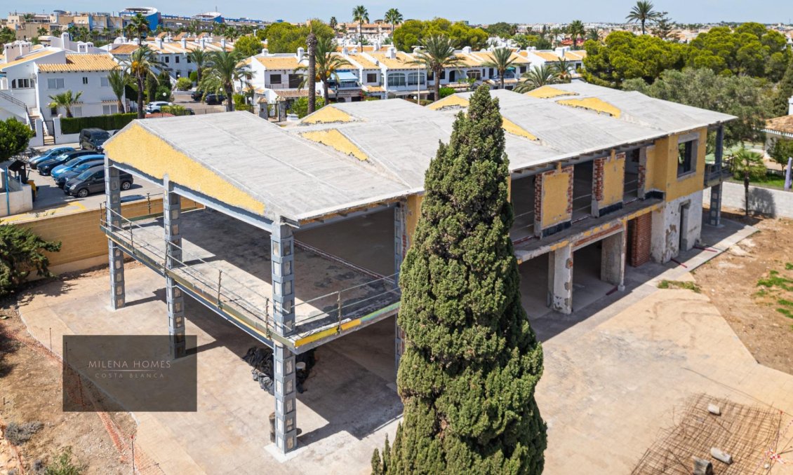 Resale - Villa -
Cabo Roig