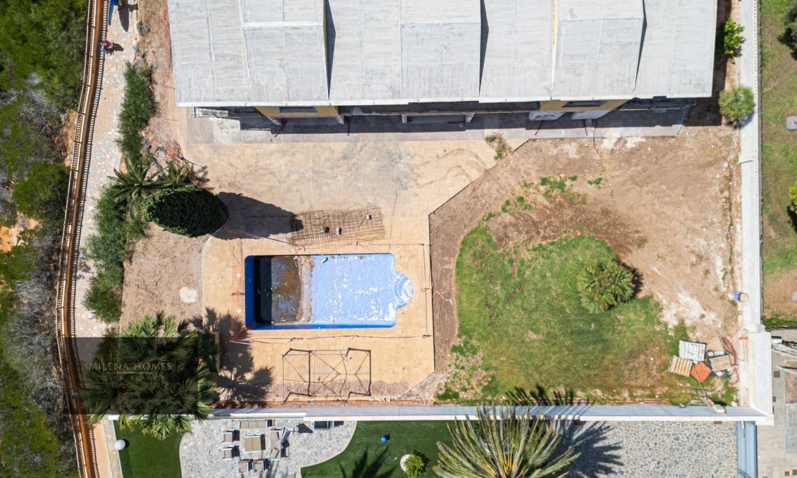 Resale - Villa -
Cabo Roig