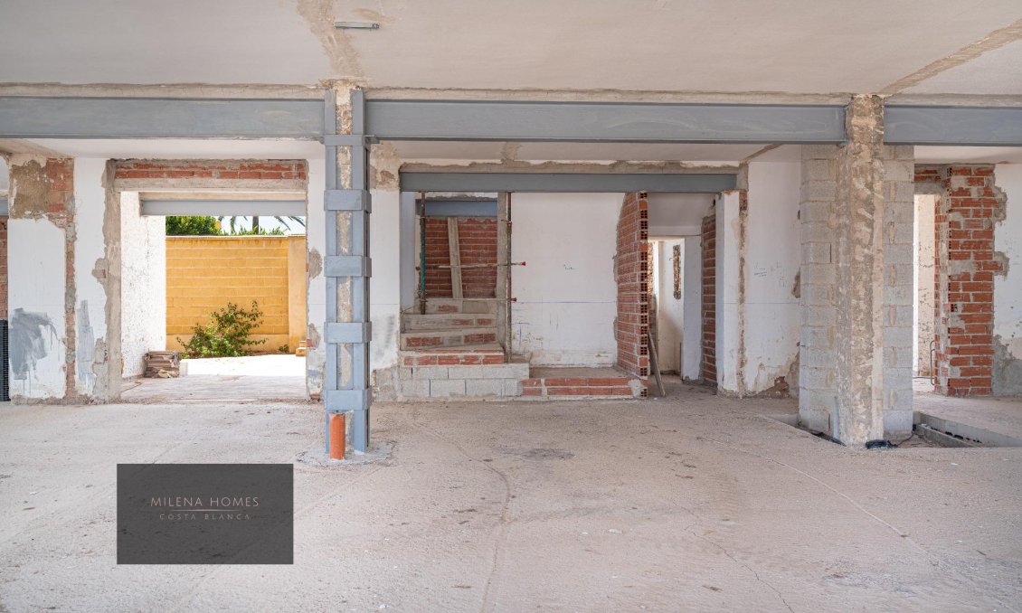 Resale - Villa -
Cabo Roig