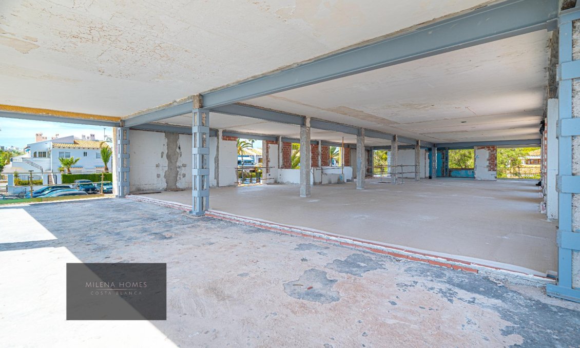 Resale - Villa -
Cabo Roig