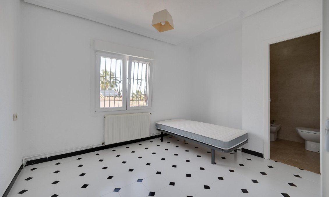 Segunda mano - Villa -
Torrevieja - La Siesta - El Salado - Torreta