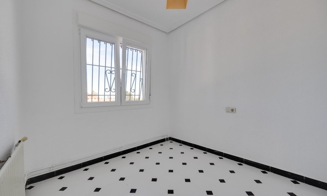 Segunda mano - Villa -
Torrevieja - La Siesta - El Salado - Torreta